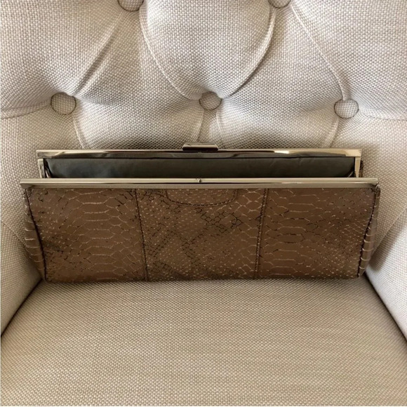 BANANA REPUBLIC SNAKE ORINT GOLD/TAN CLASP CLOSURE LONG CLUTCH - Picture 6 of 7